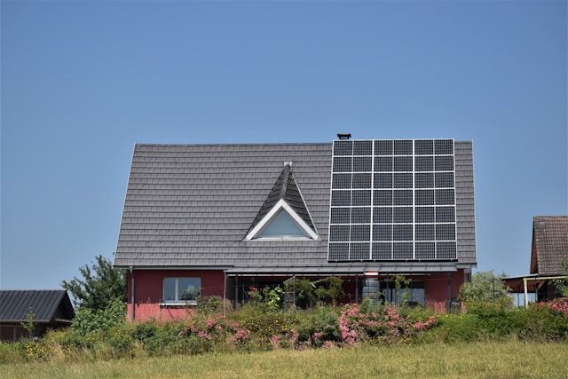 Pannelli fotovoltaici installati su tetto residenziale con pompa di calore.